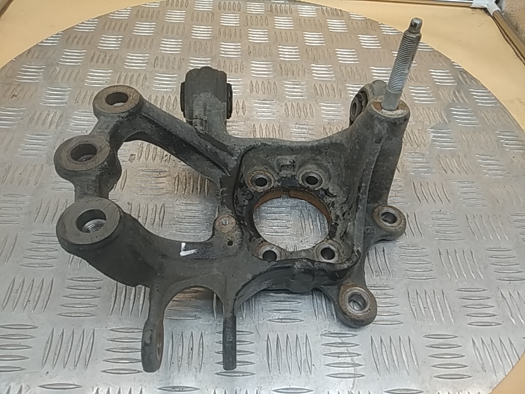 Кулак поворотный задний левый