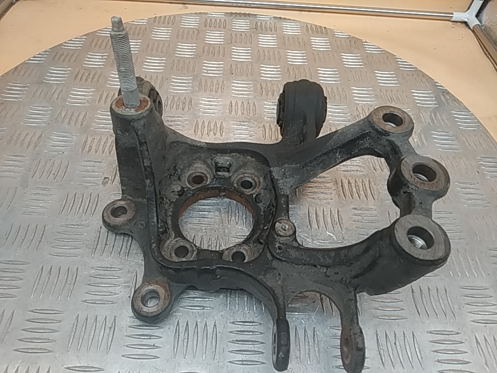 Кулак поворотный задний правый