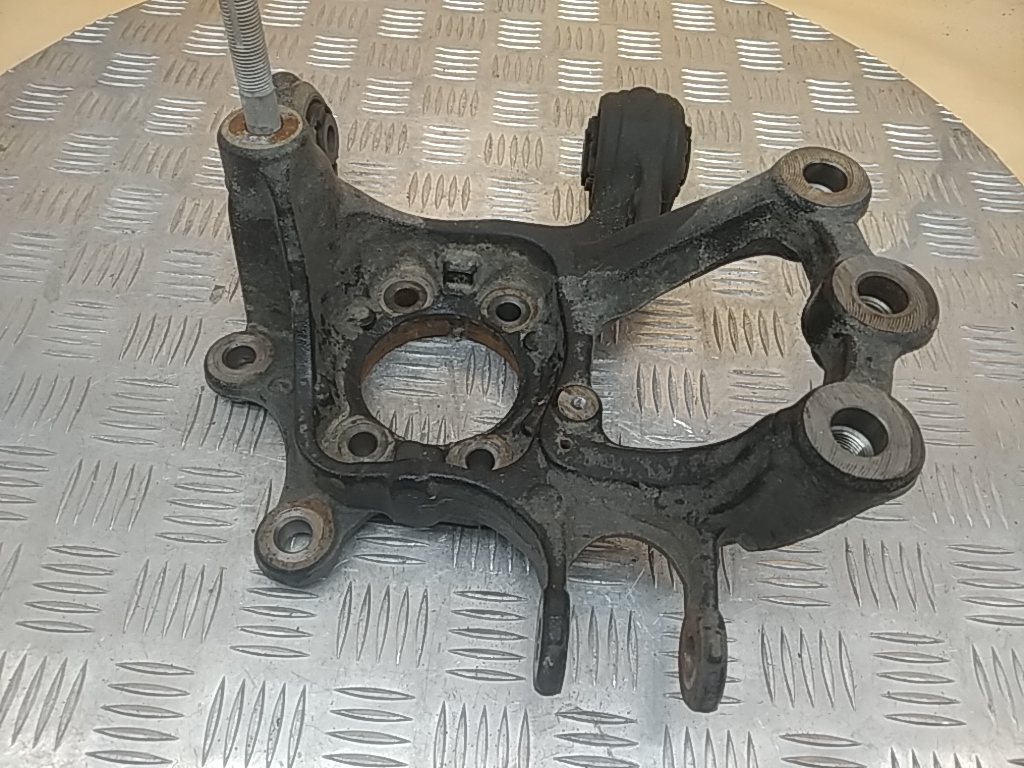 Кулак поворотный задний правый