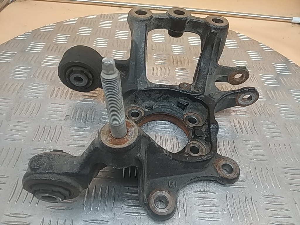 Кулак поворотный задний правый