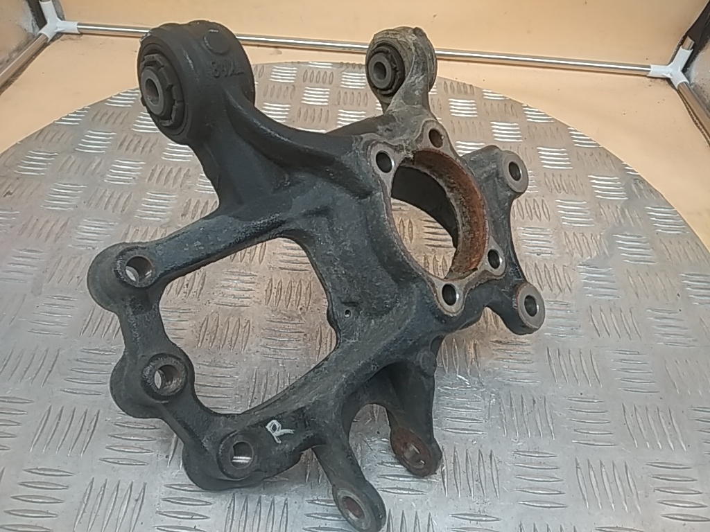 Кулак поворотный задний правый