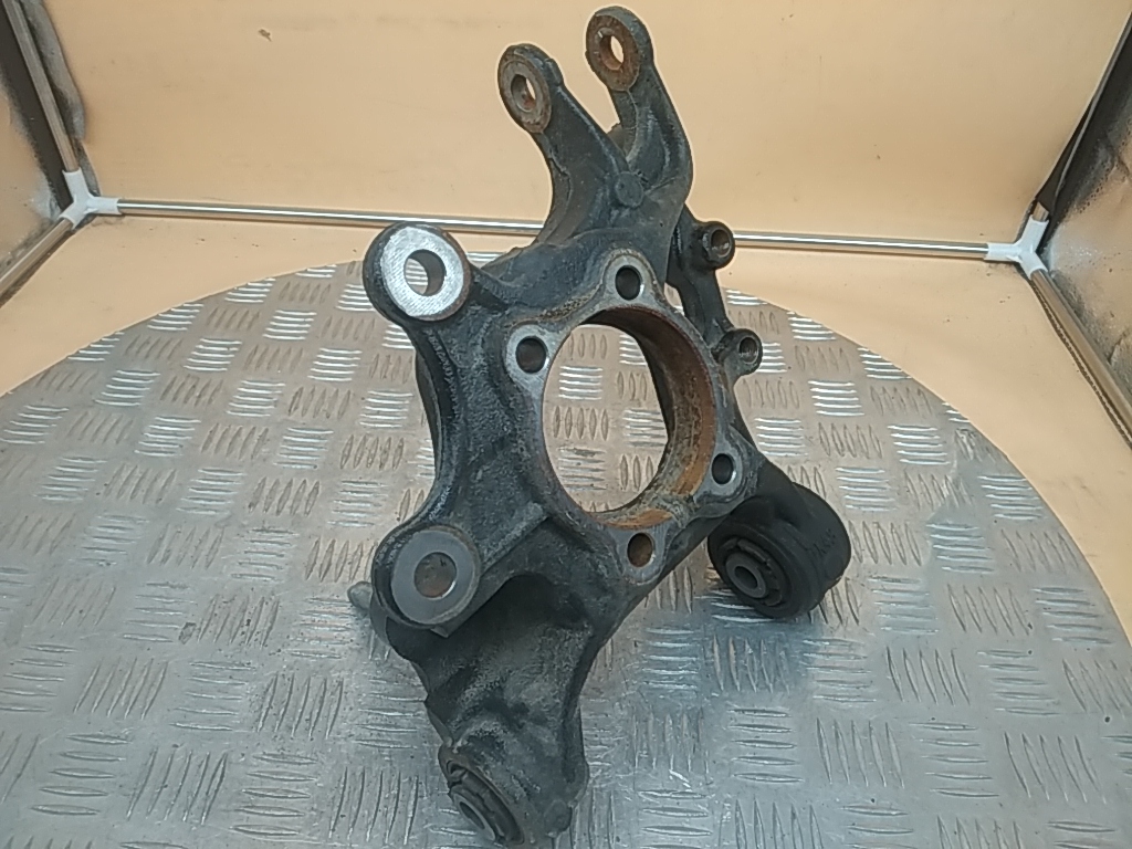 Кулак поворотный задний правый