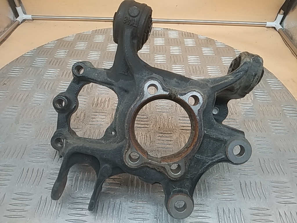 Кулак поворотный задний правый