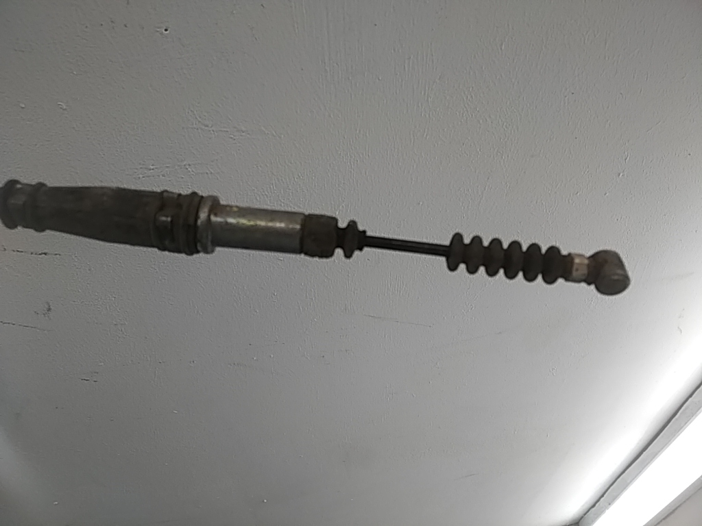 Трос стояночного тормоза правый