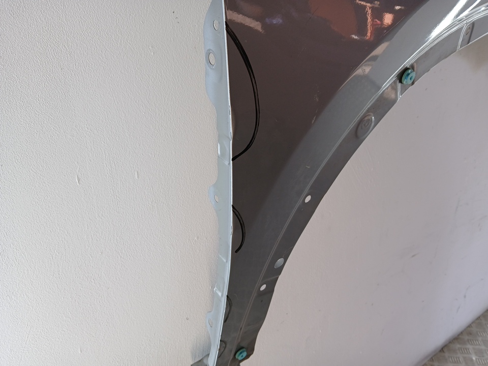 Крыло переднее правое