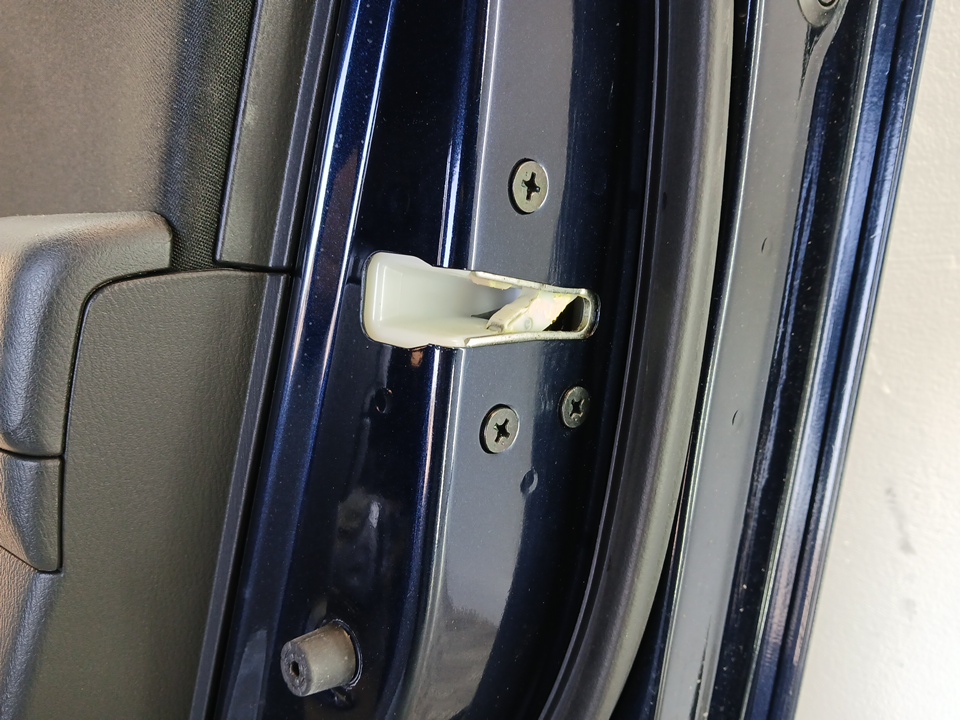 Замок двери передней правой