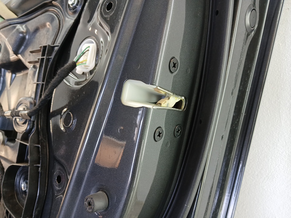 Замок двери передней правой