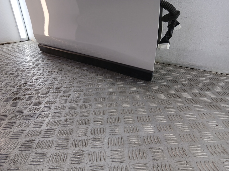 Накладка двери передней правой