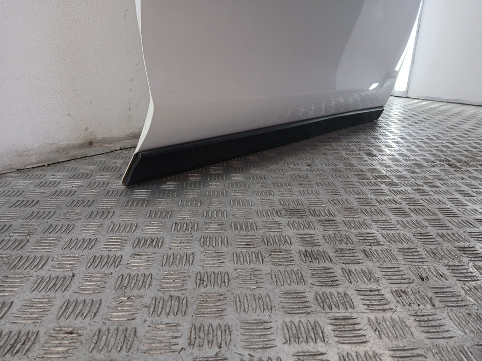 Накладка двери передней правой