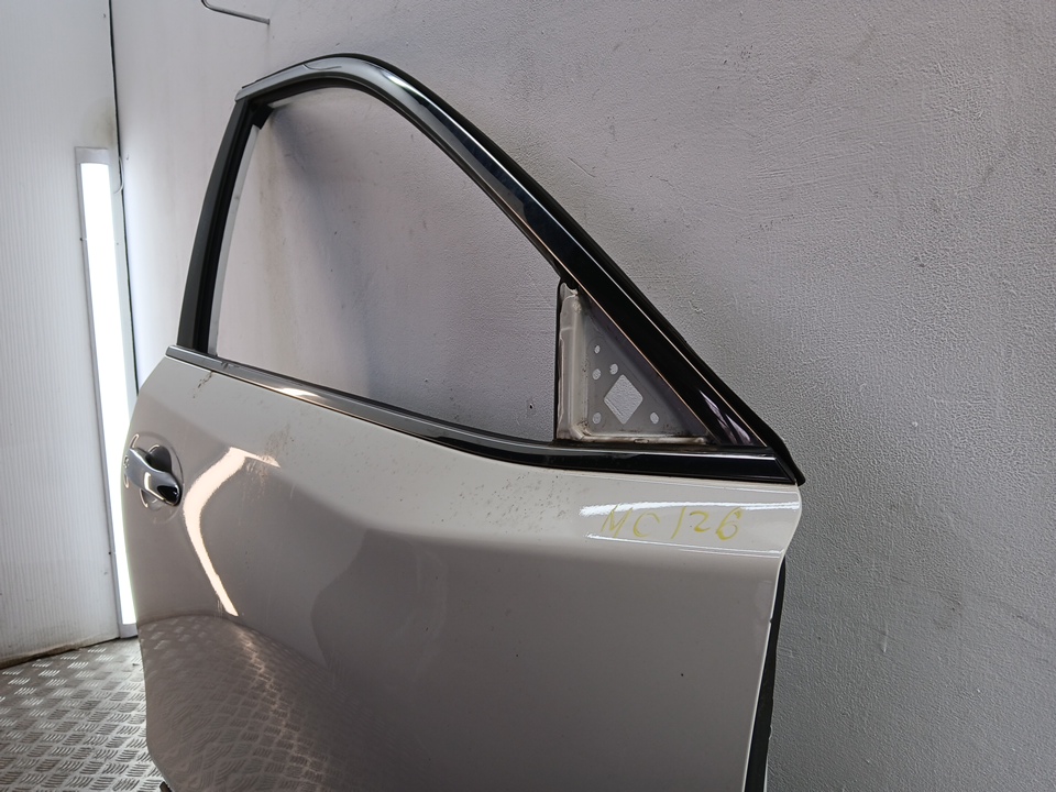 Накладка стекла переднего правого