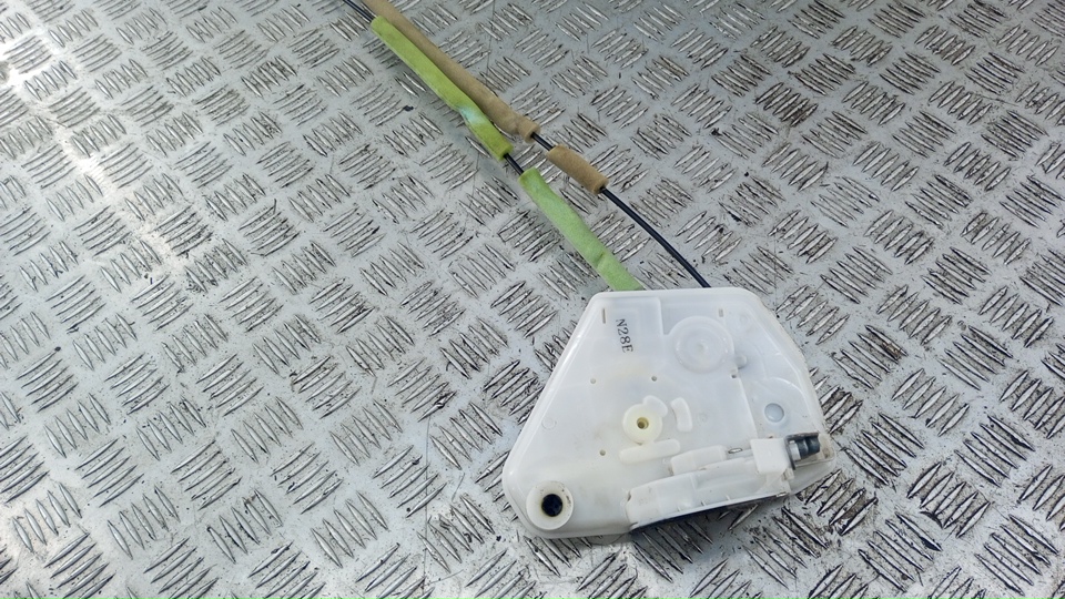 Замок двери передней правой