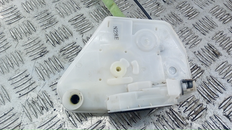 Замок двери передней правой