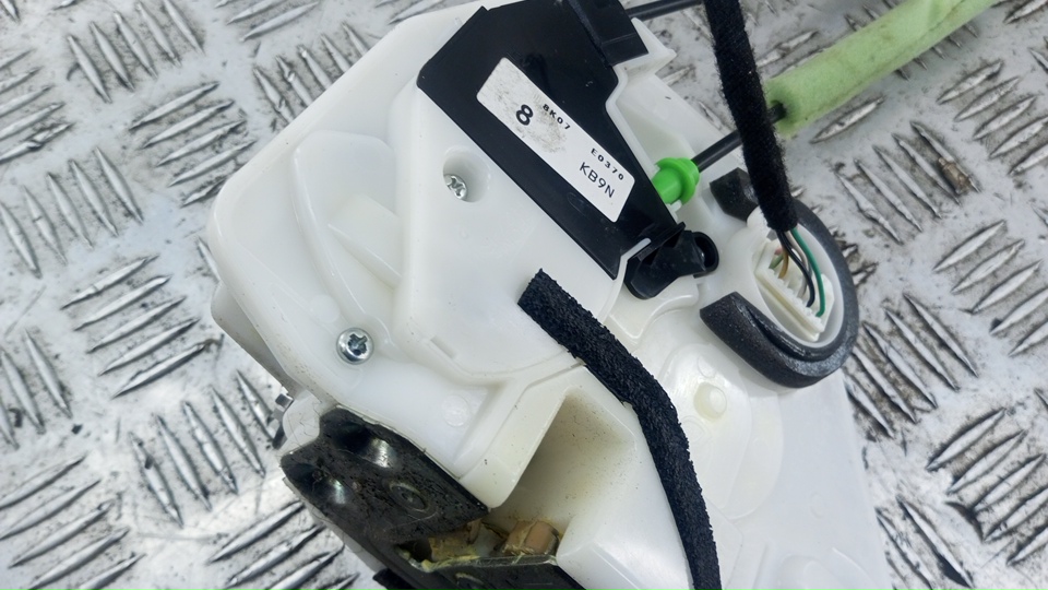 Замок двери передней правой