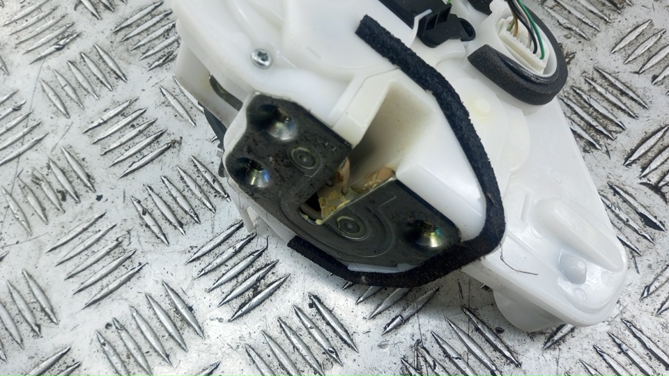 Замок двери передней правой