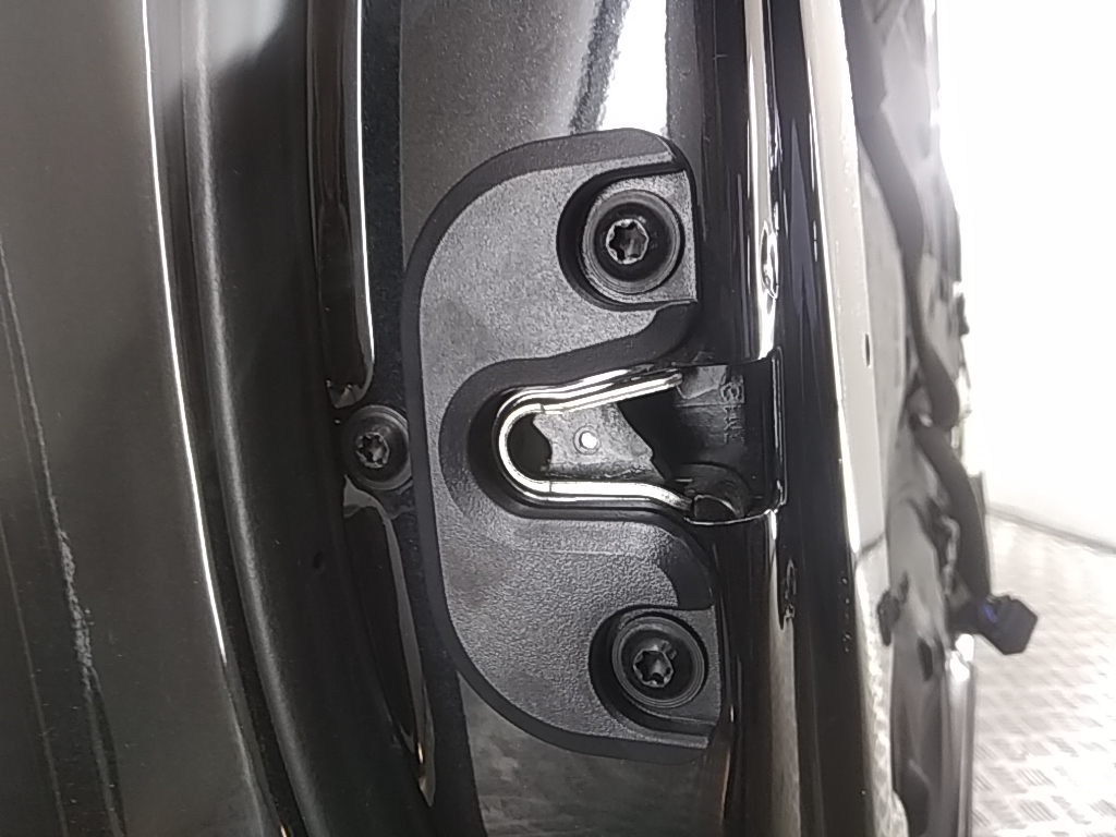 Замок двери передней левой