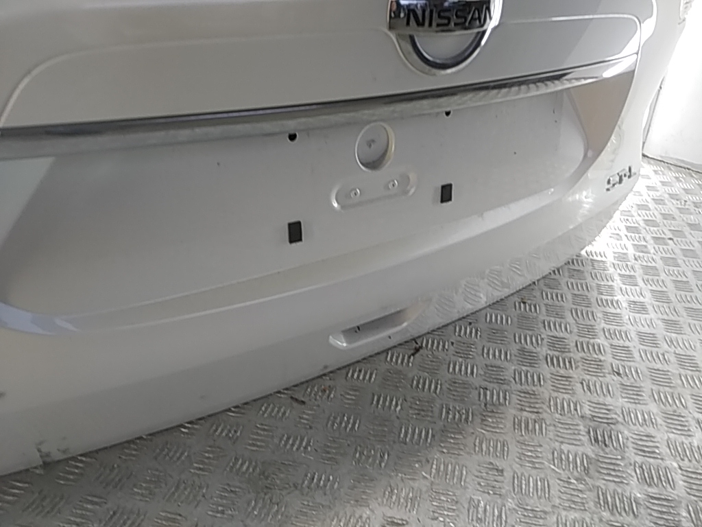 Дверь багажника