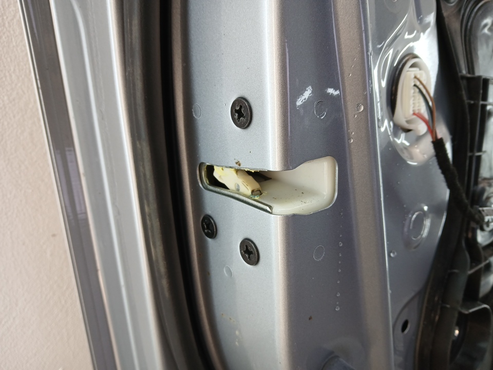 Замок двери передней левой