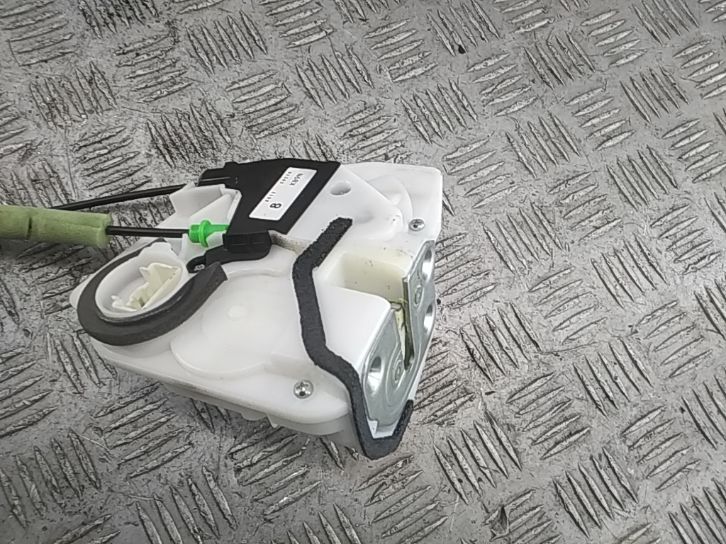 Замок двери передней левой