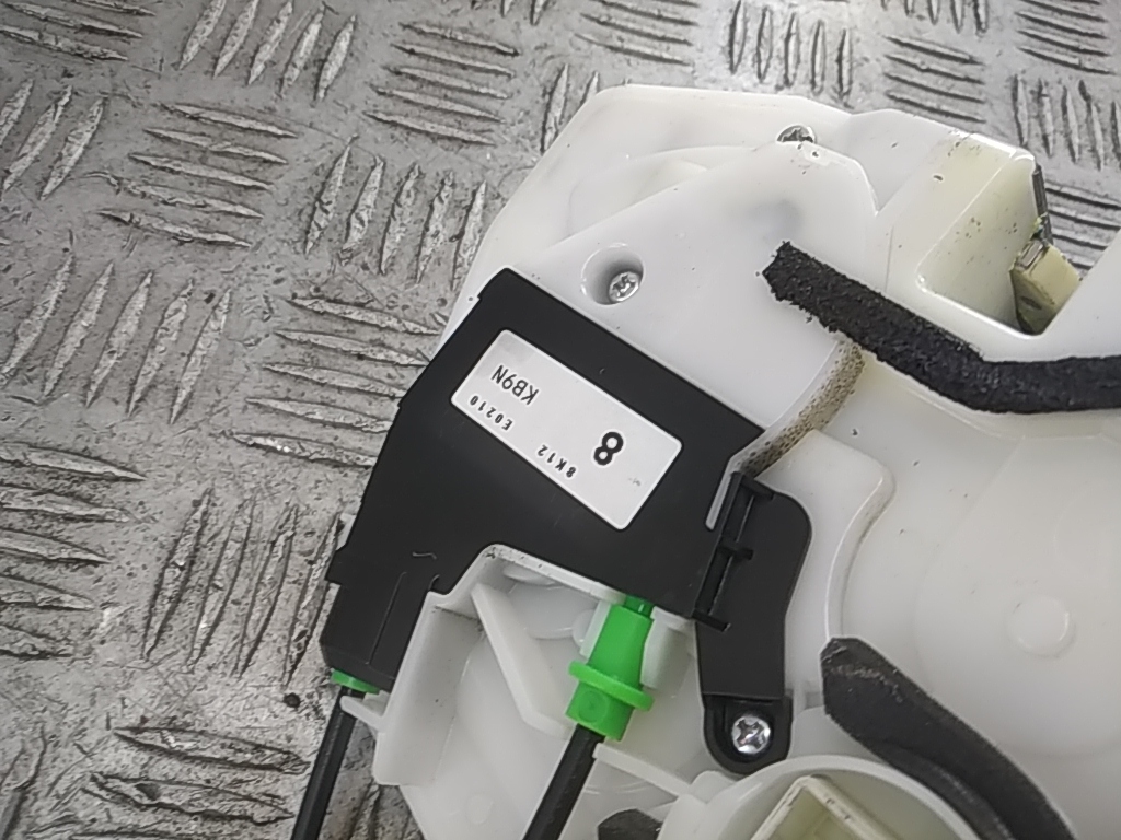 Замок двери передней левой