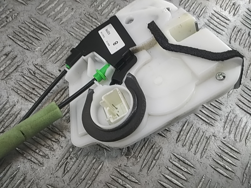 Замок двери передней левой