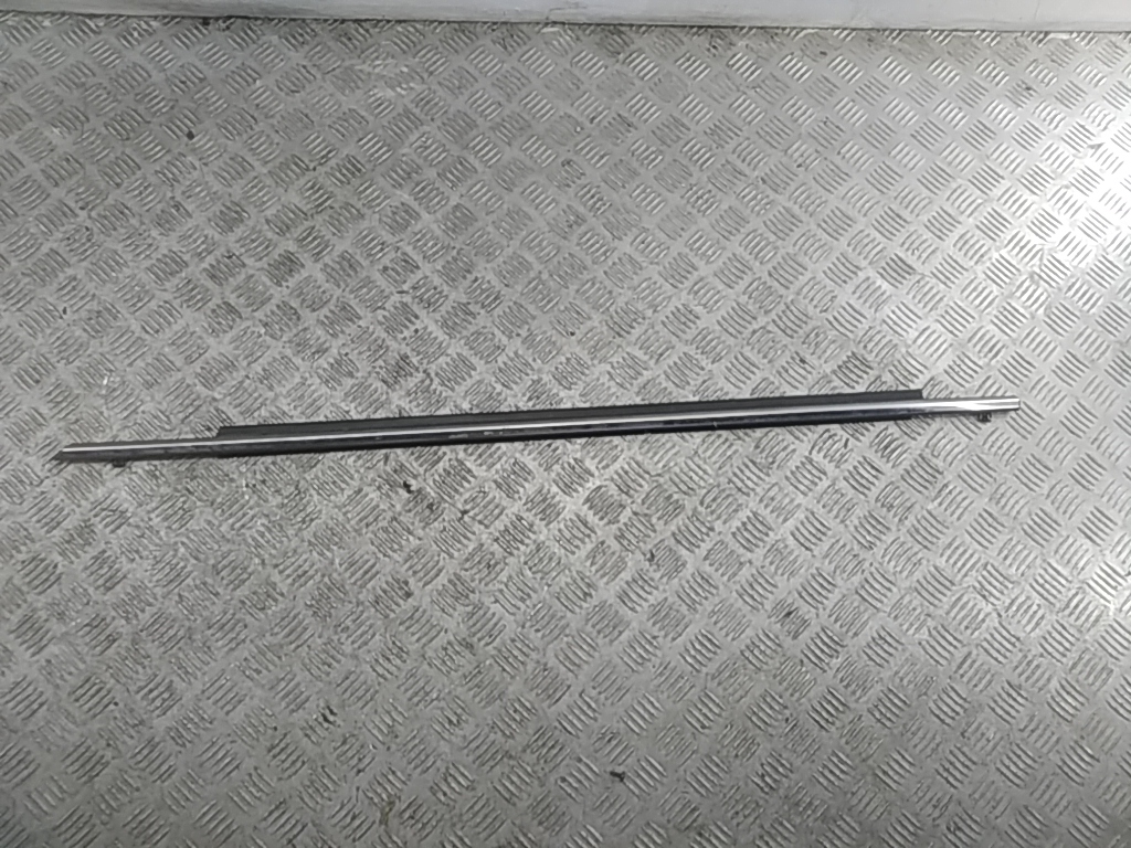 Накладка стекла переднего левого