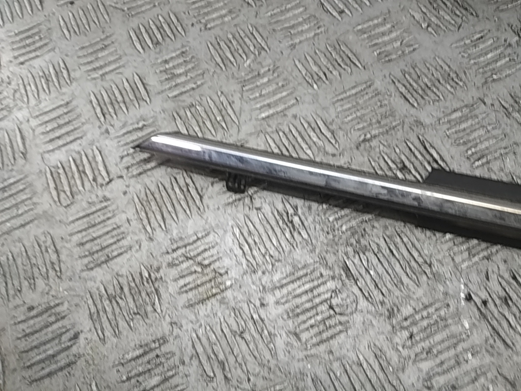 Накладка стекла переднего левого