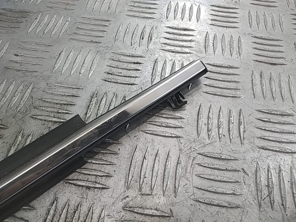 Накладка стекла переднего левого