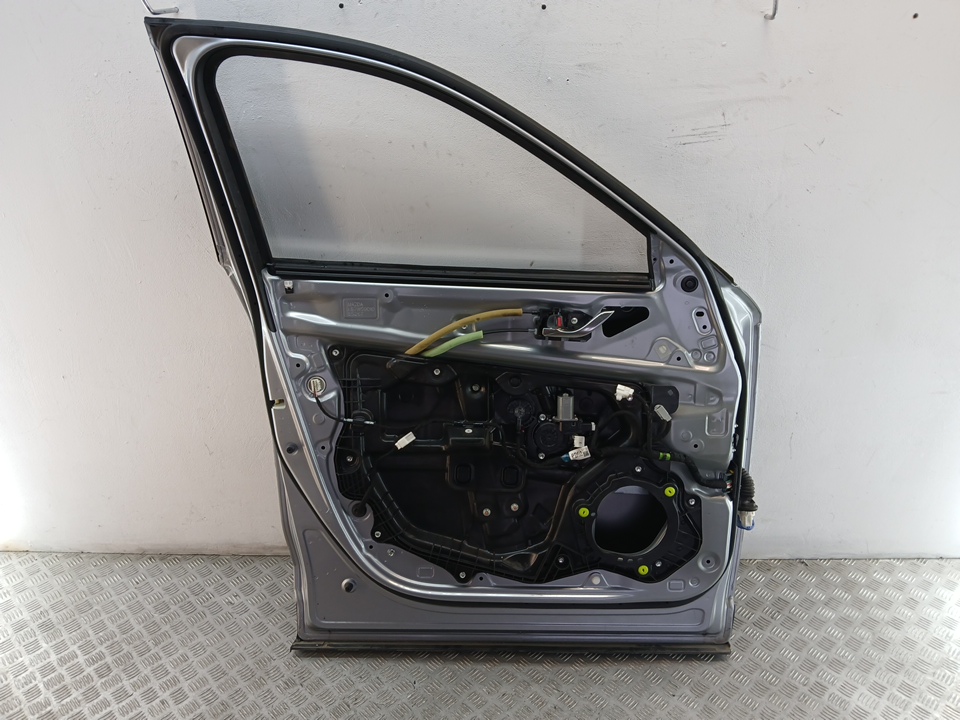 Уплотнитель передней левой двери