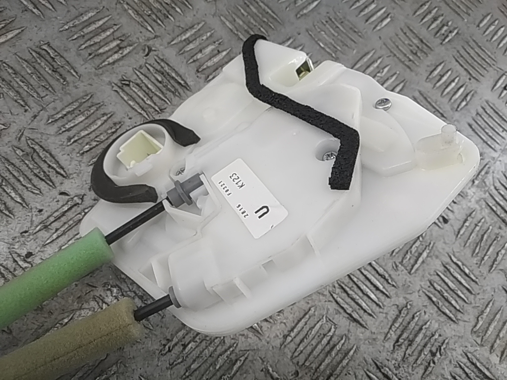 Замок двери передней левой