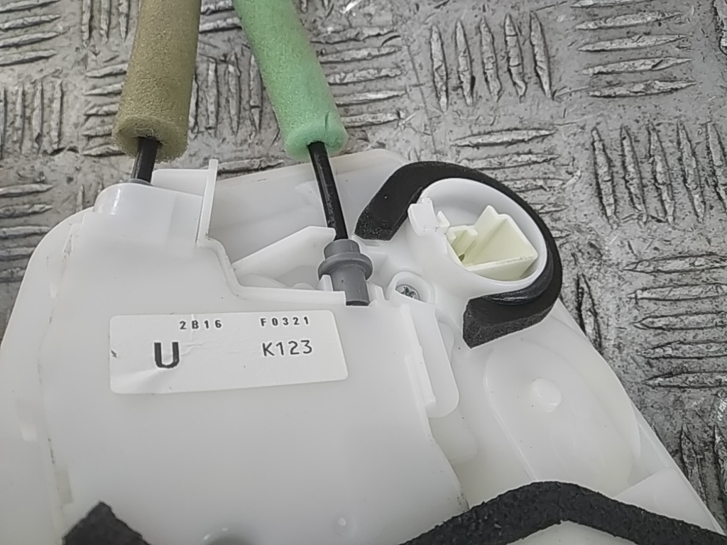 Замок двери передней левой