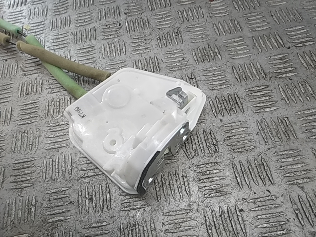 Замок двери передней левой