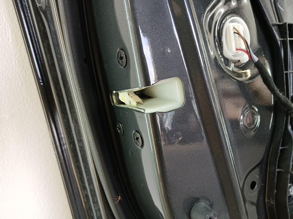 Замок двери передней левой
