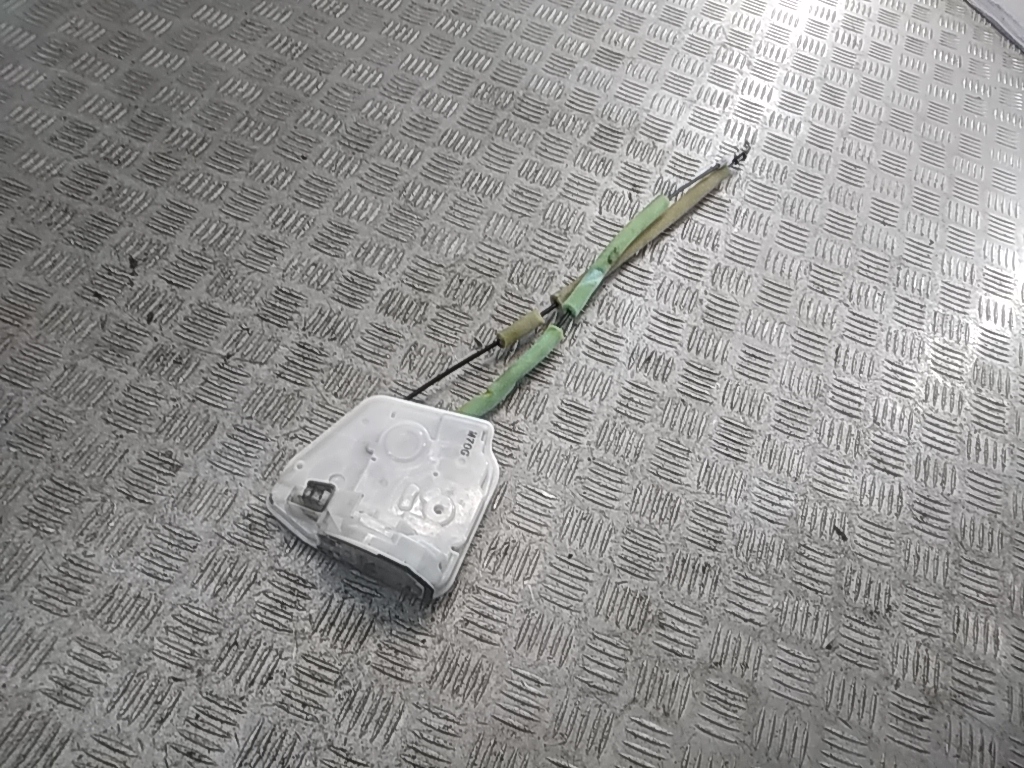 Замок двери передней левой