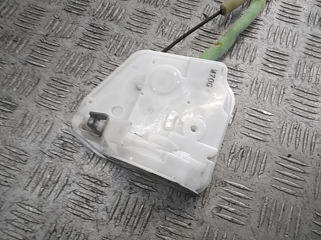 Замок двери передней левой