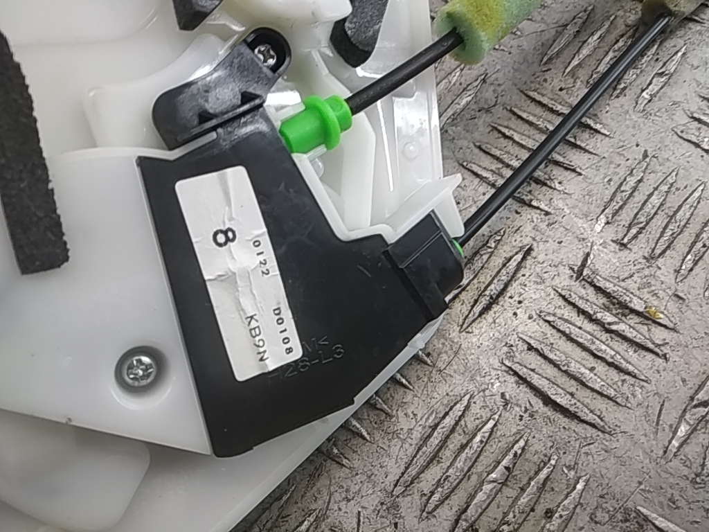 Замок двери передней левой