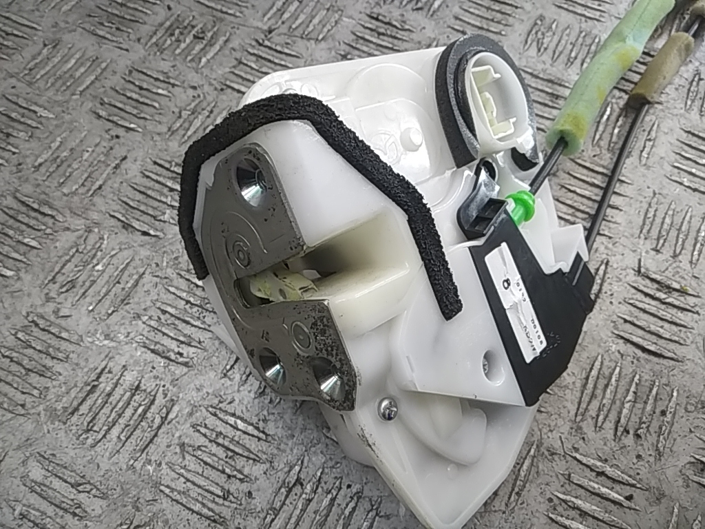 Замок двери передней левой