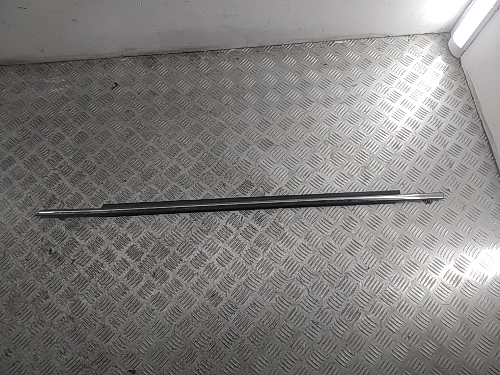 Накладка стекла переднего левого