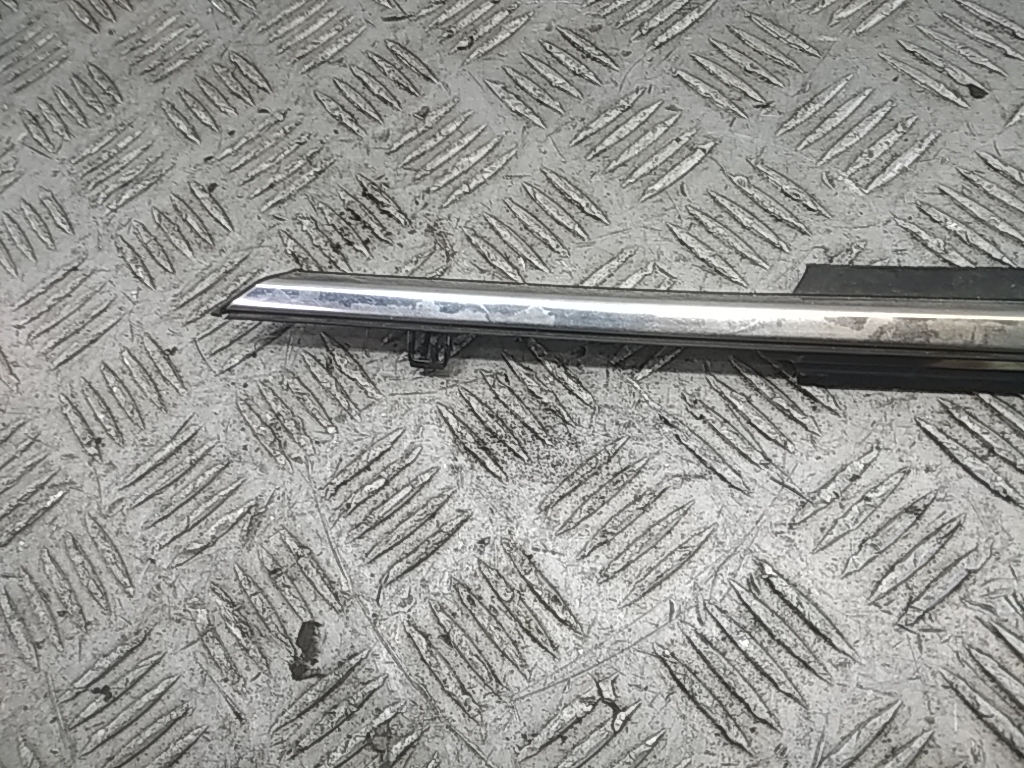 Накладка стекла переднего левого