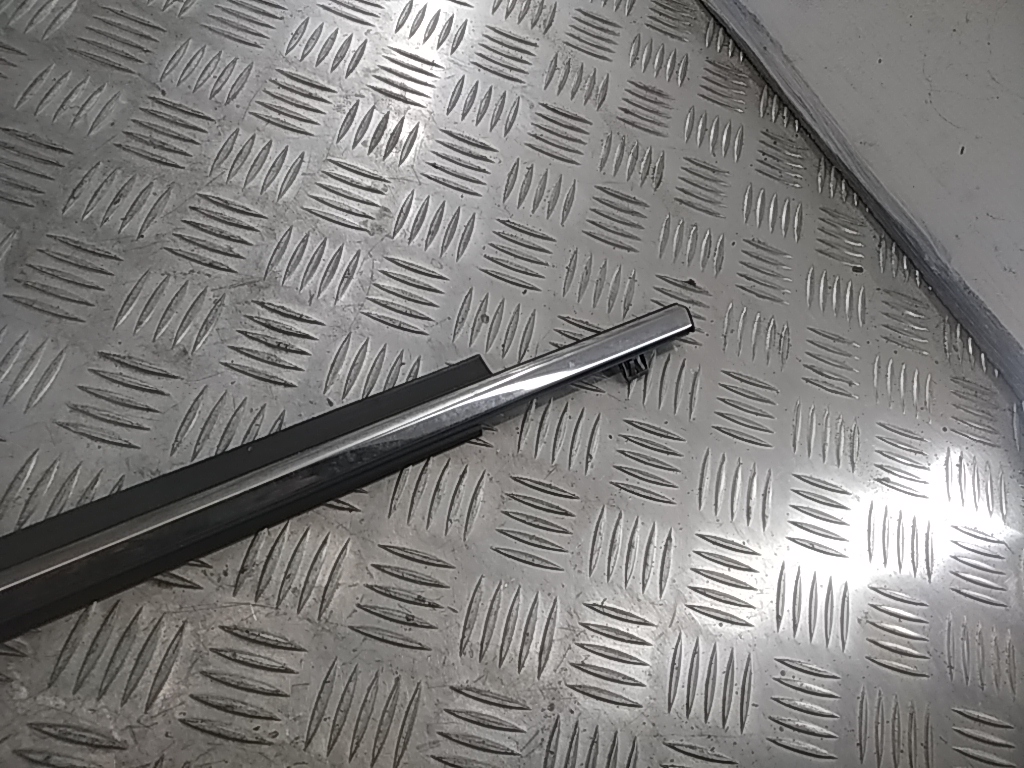 Накладка стекла переднего левого