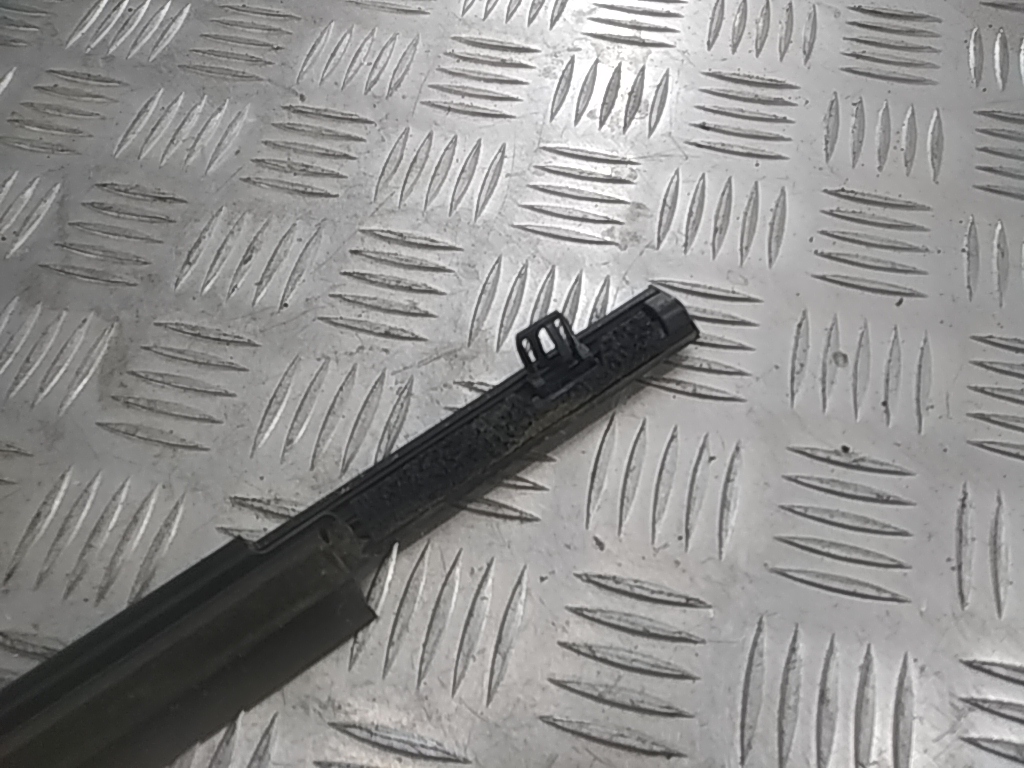 Накладка стекла переднего левого