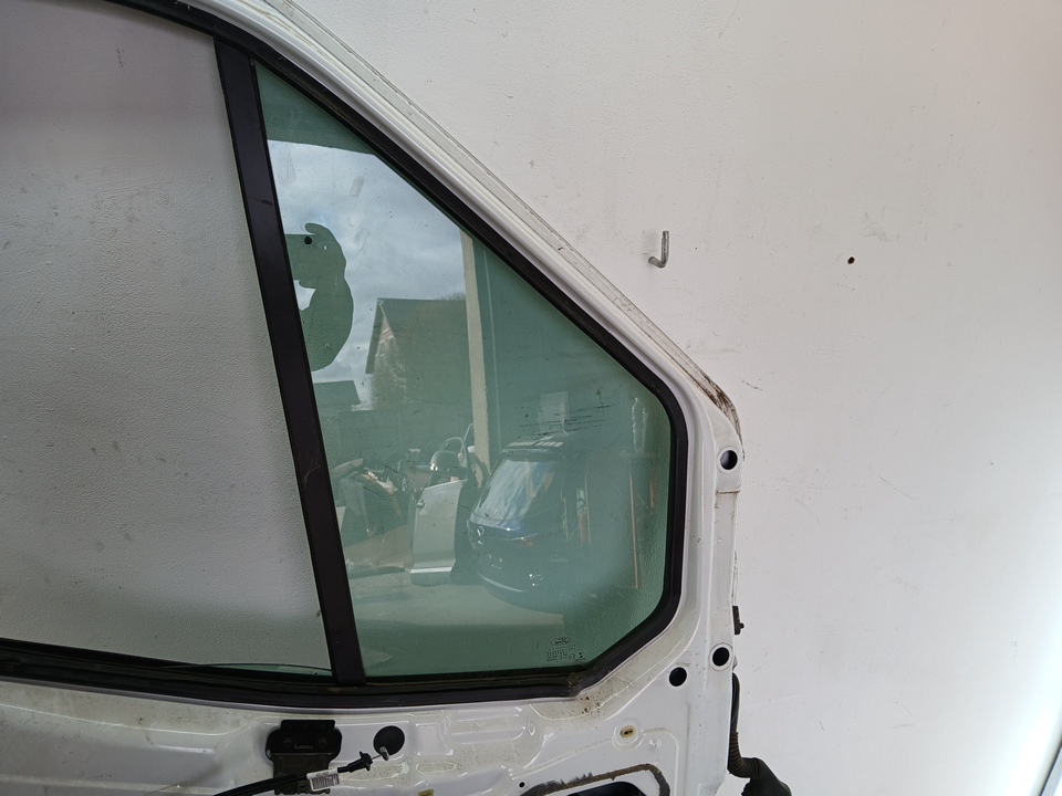 Стекло двери передней левой (форточка)
