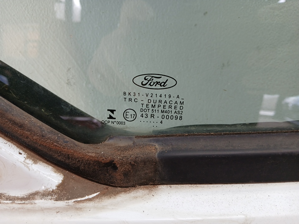 Стекло двери передней левой (форточка)