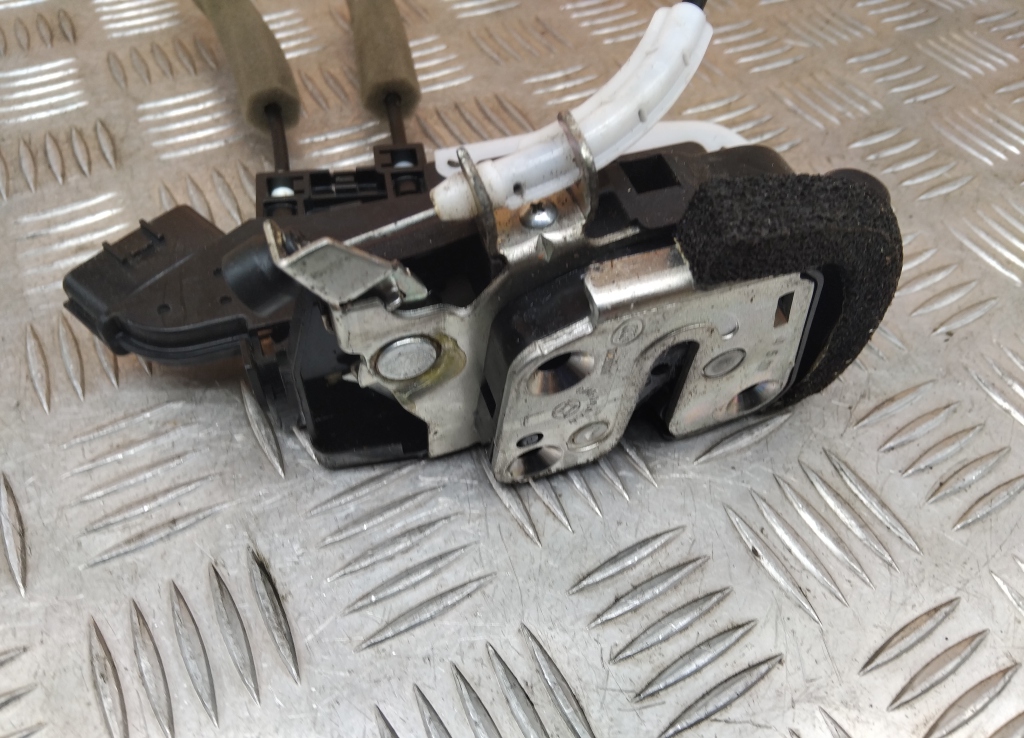 Замок двери передней левой