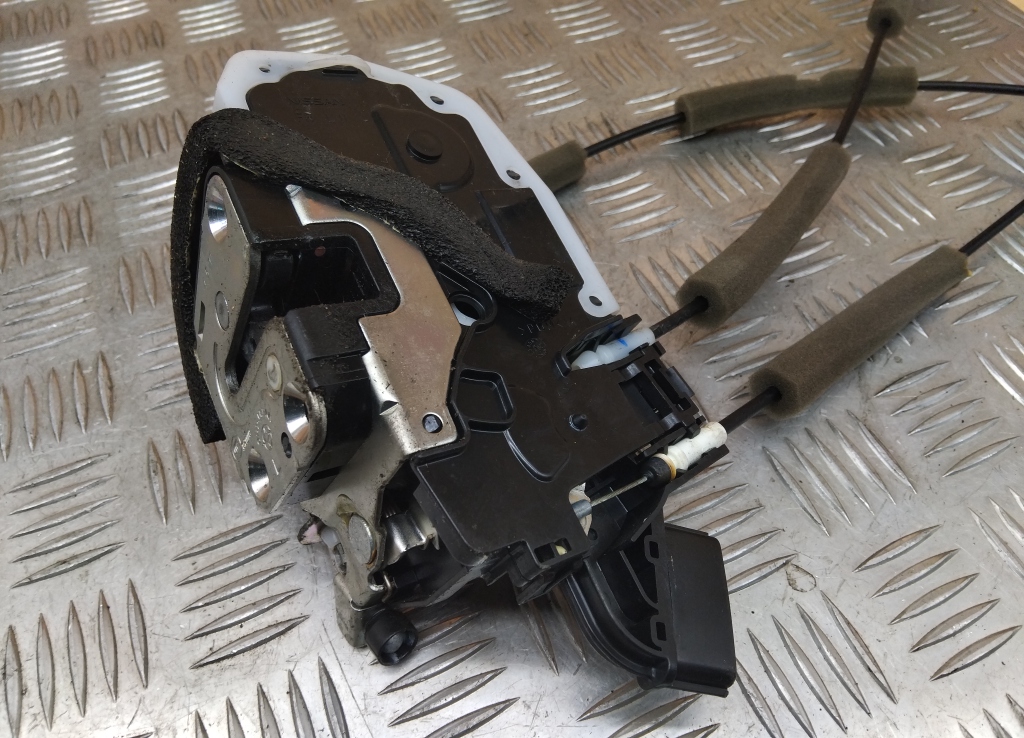 Замок двери передней левой