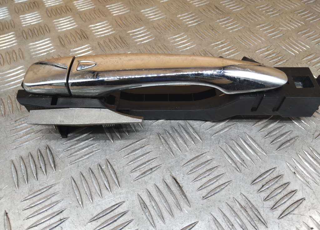 Ручка двери передней наружная левая