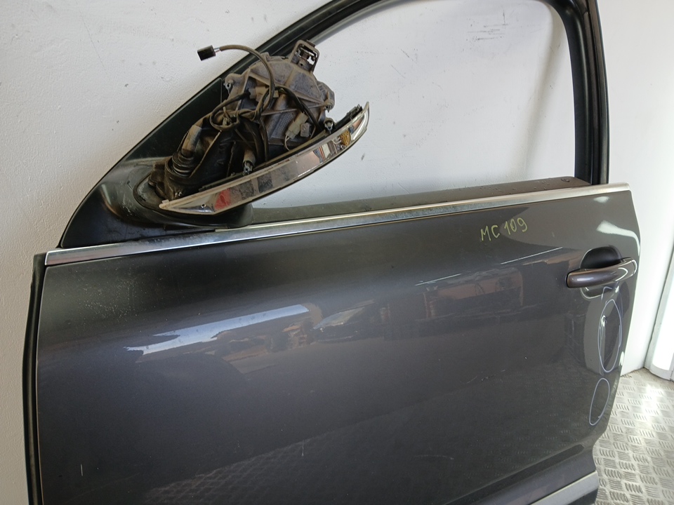 Накладка стекла переднего левого