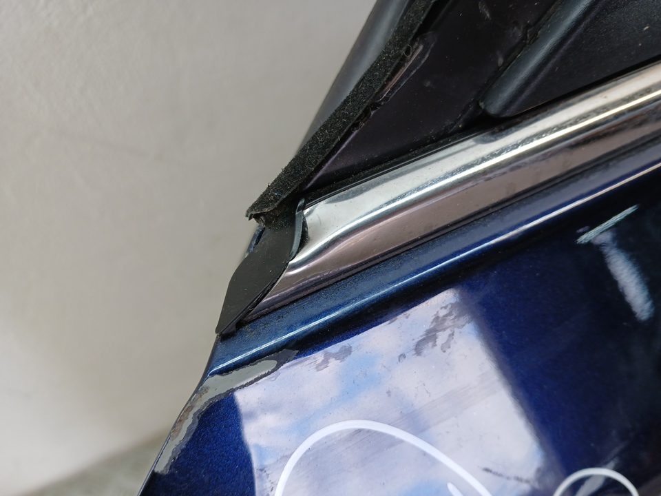 Накладка стекла переднего левого