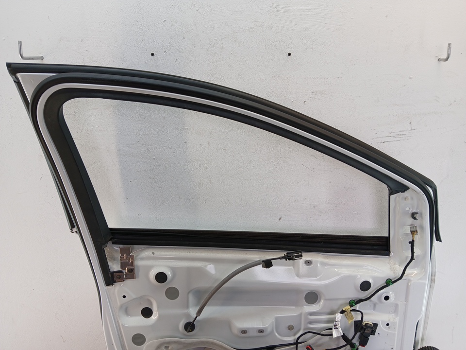 Стекло двери передней левой
