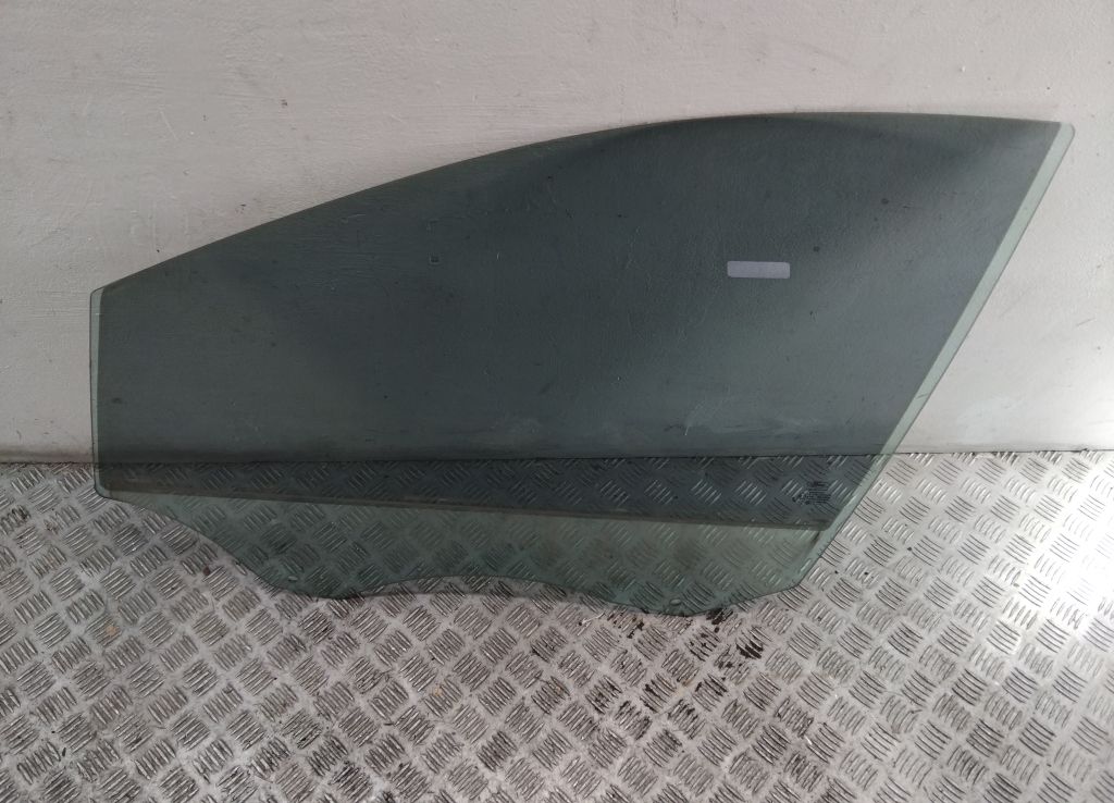 Стекло двери передней левой