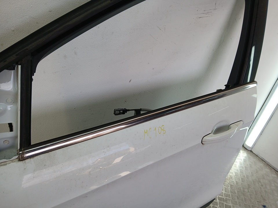 Накладка стекла переднего левого